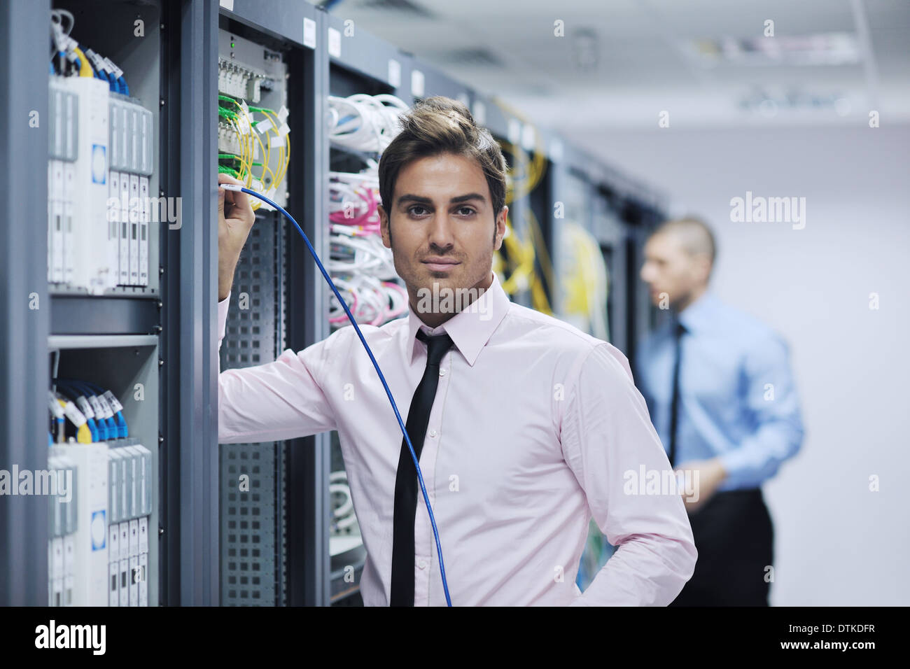 IT-Ingenieure in Netzwerk-Server-Raum Stockfoto