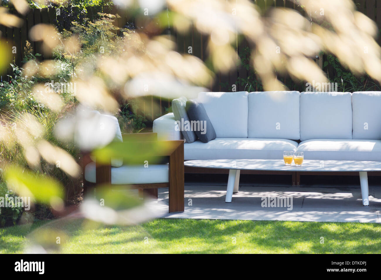 Sofa und Sessel im Hinterhof Stockfoto