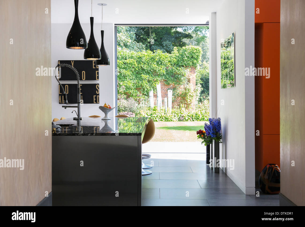 Blick auf Garten durch moderne Küchenfenster Stockfoto