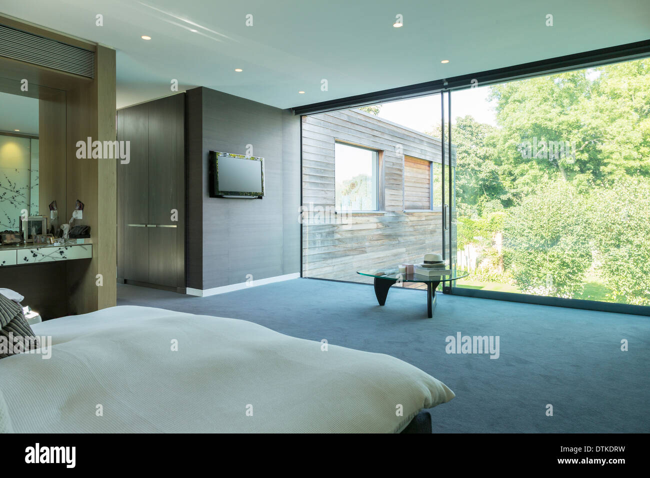 Glas-Wand des Schlafzimmers in modernen Haus Stockfoto