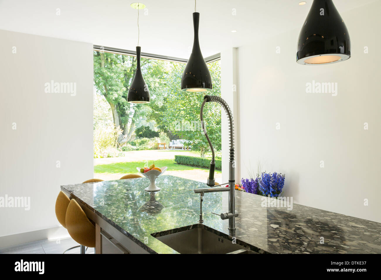Blick auf Hinterhof über moderne Küche Stockfoto