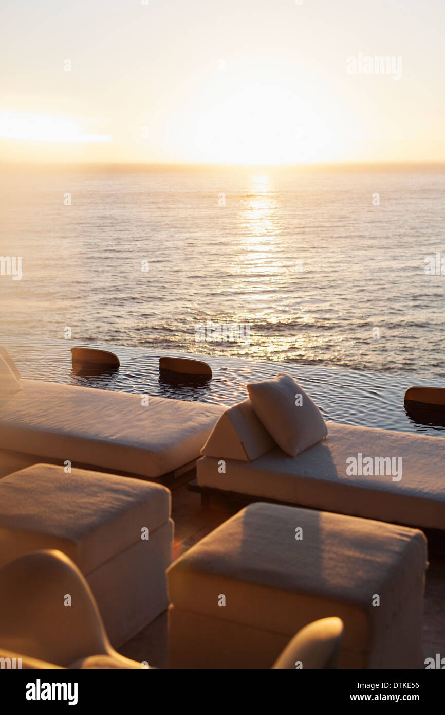 Sofas und Infinity-Pool mit Blick auf Meer Stockfoto