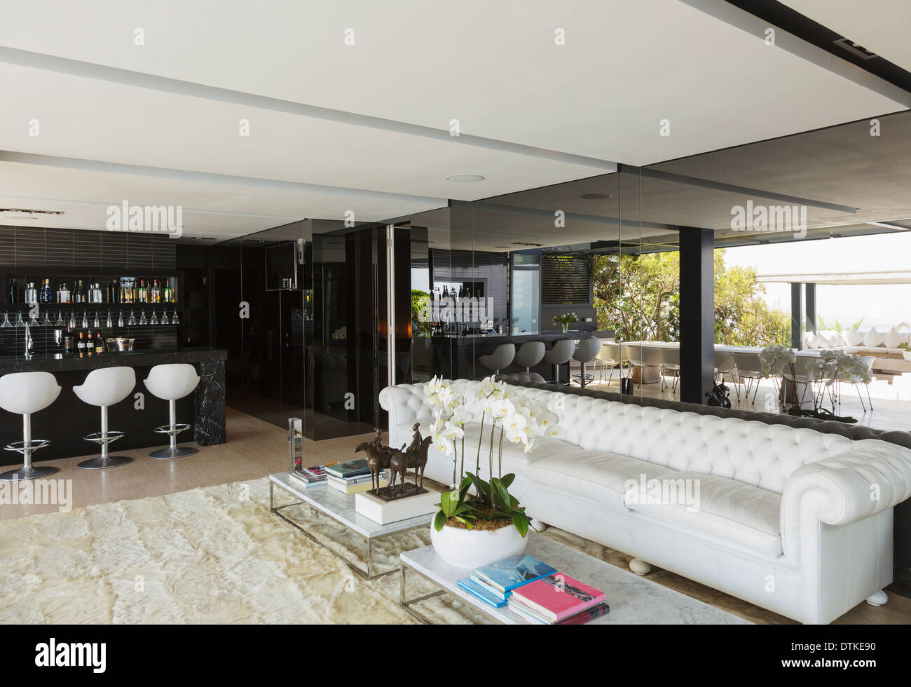 Sofa und Bar im modernen Haus Stockfoto