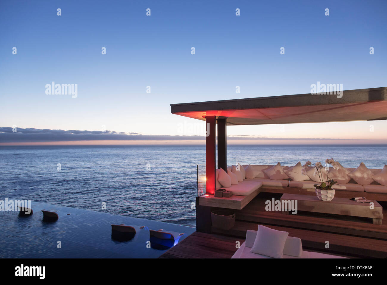 Cabana und Infinity-Pool mit Blick auf Meer Stockfoto