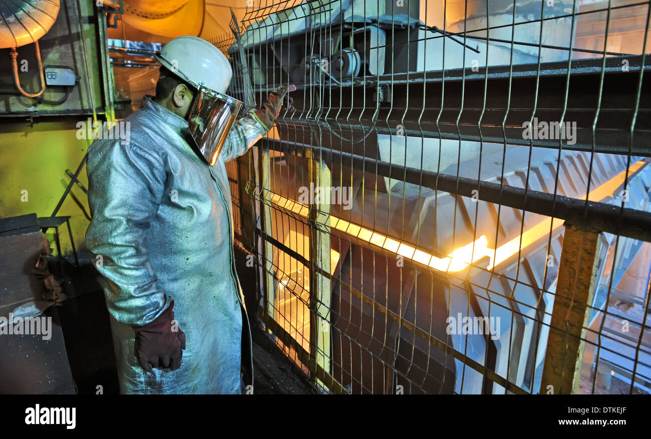 Industriearbeiter und Ofen im Stahlwerk Stockfoto