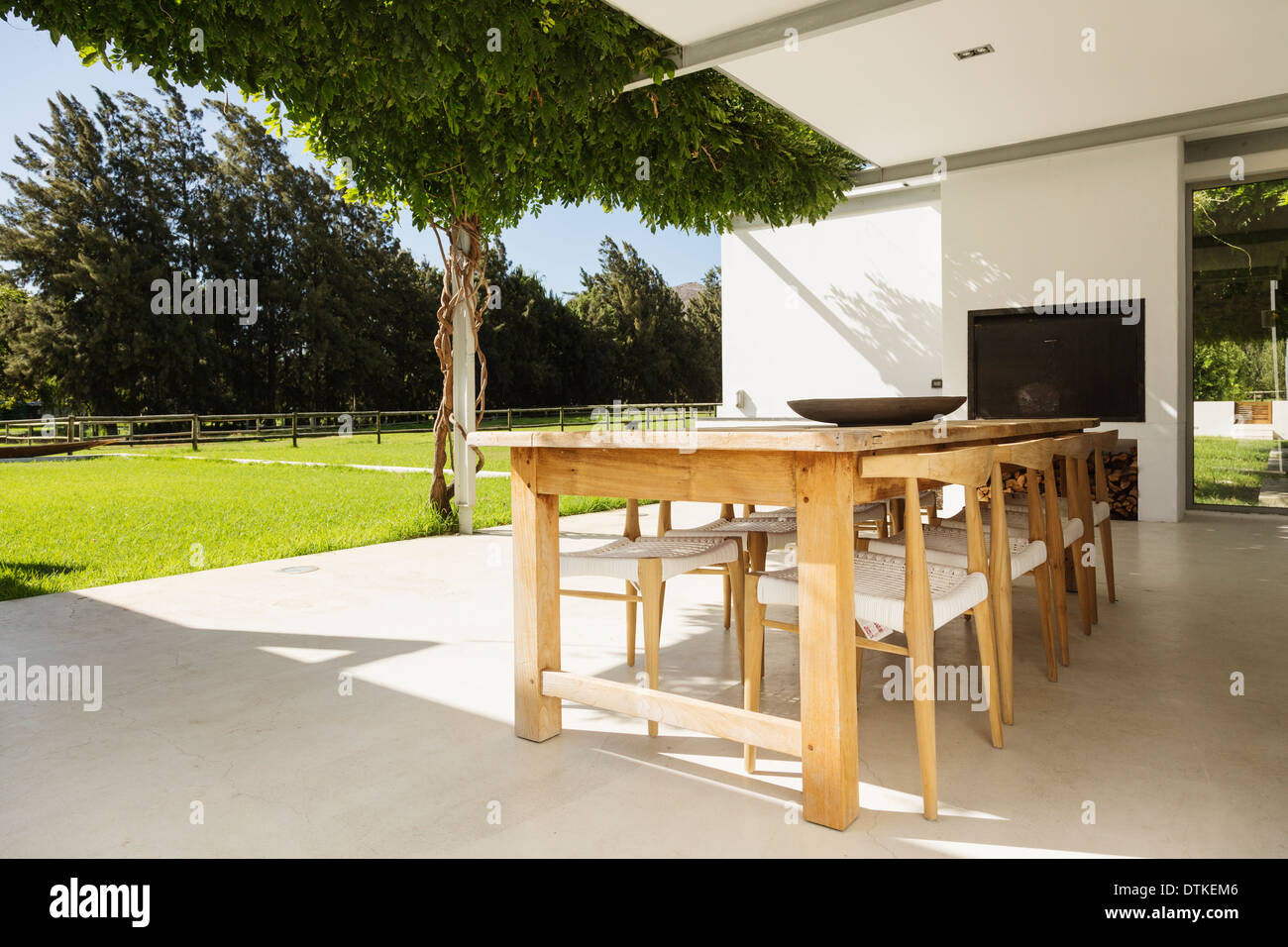 Tisch und Stühle auf Luxus-Terrasse Stockfoto