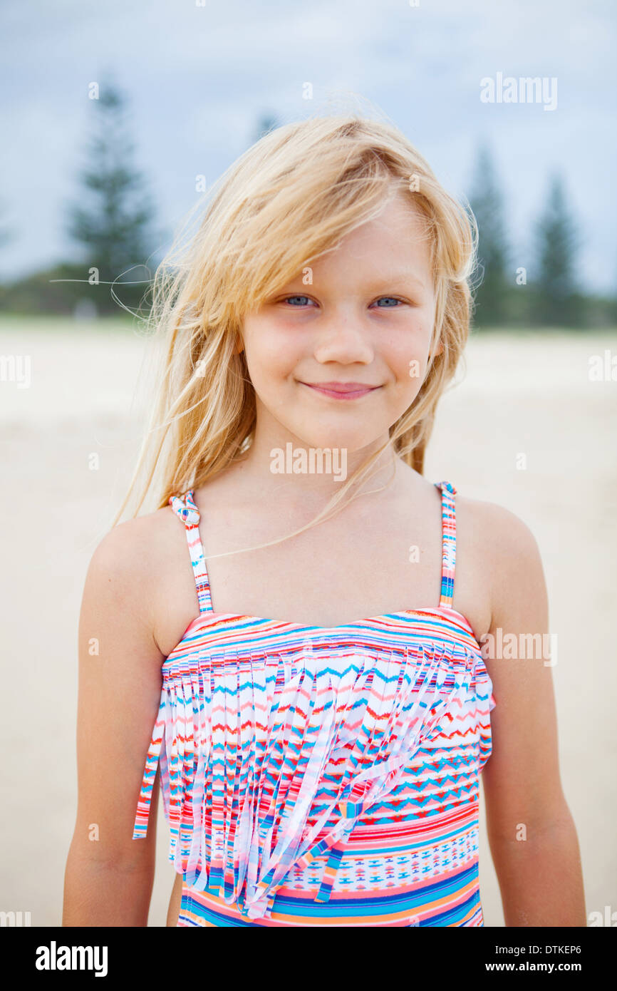 Porträt von netten jungen Mädchen im Anzug am Strand schwimmen Stockfoto