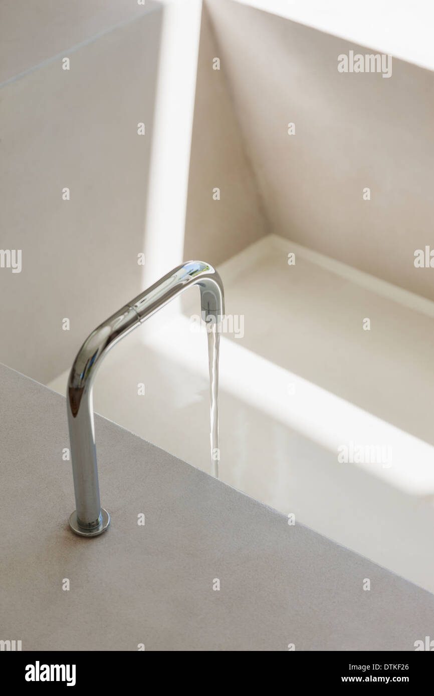Moderne Armatur Füllung Badewanne Stockfoto