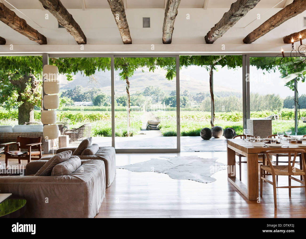 Offener Grundriss in Luxus Haus mit Blick auf Weinberg Stockfoto