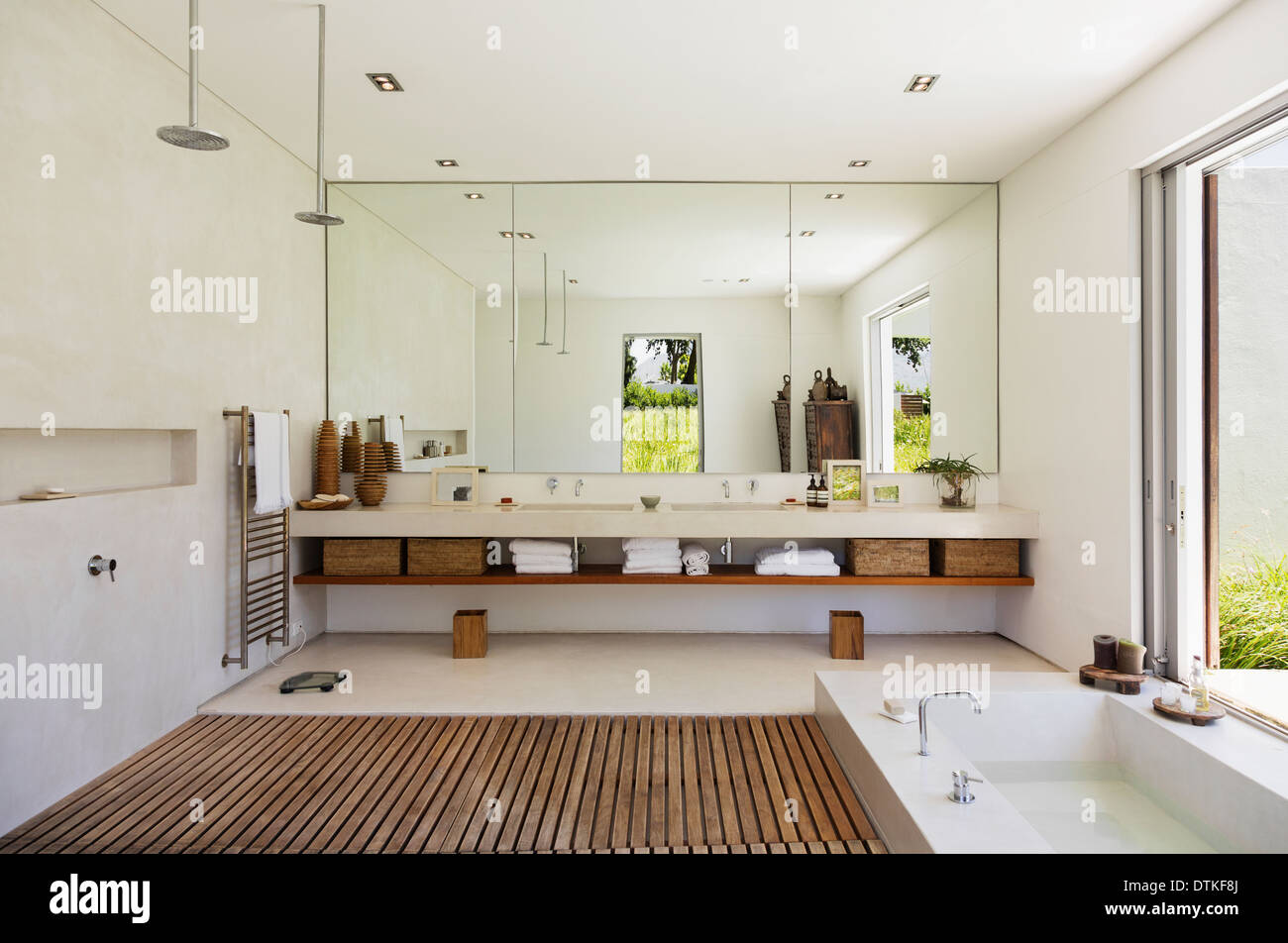 Modernes Badezimmer Stockfoto
