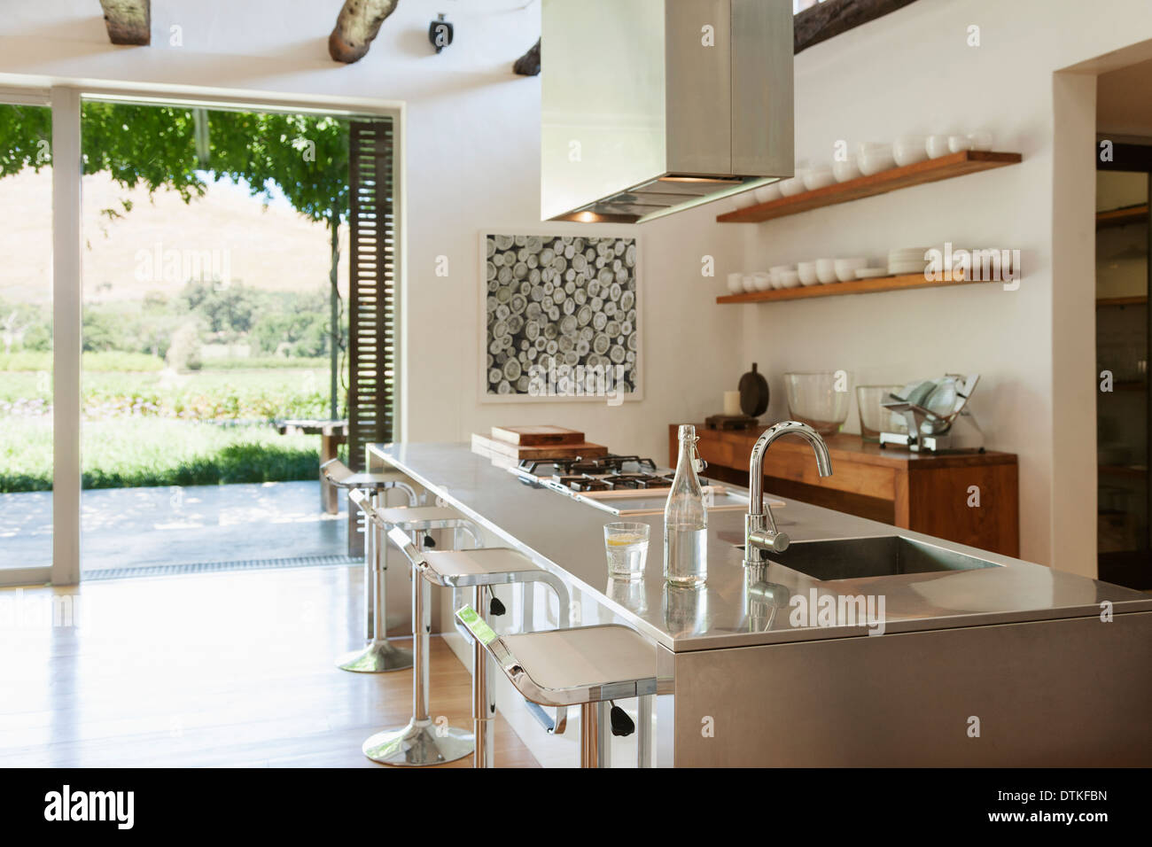 Moderne Küche mit Blick auf Terrasse und Weinberg Stockfoto