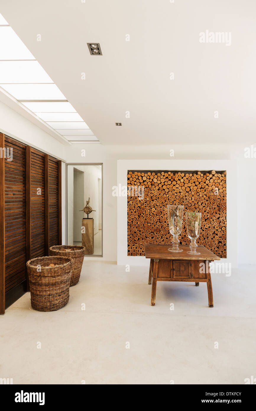 Holz-Akzente im Luxus-foyer Stockfoto