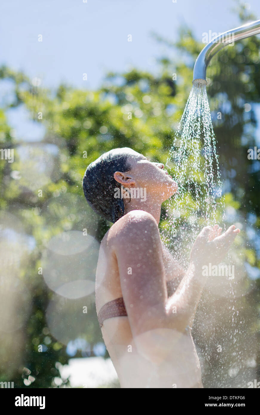Frau, die Duschen im freien Stockfoto