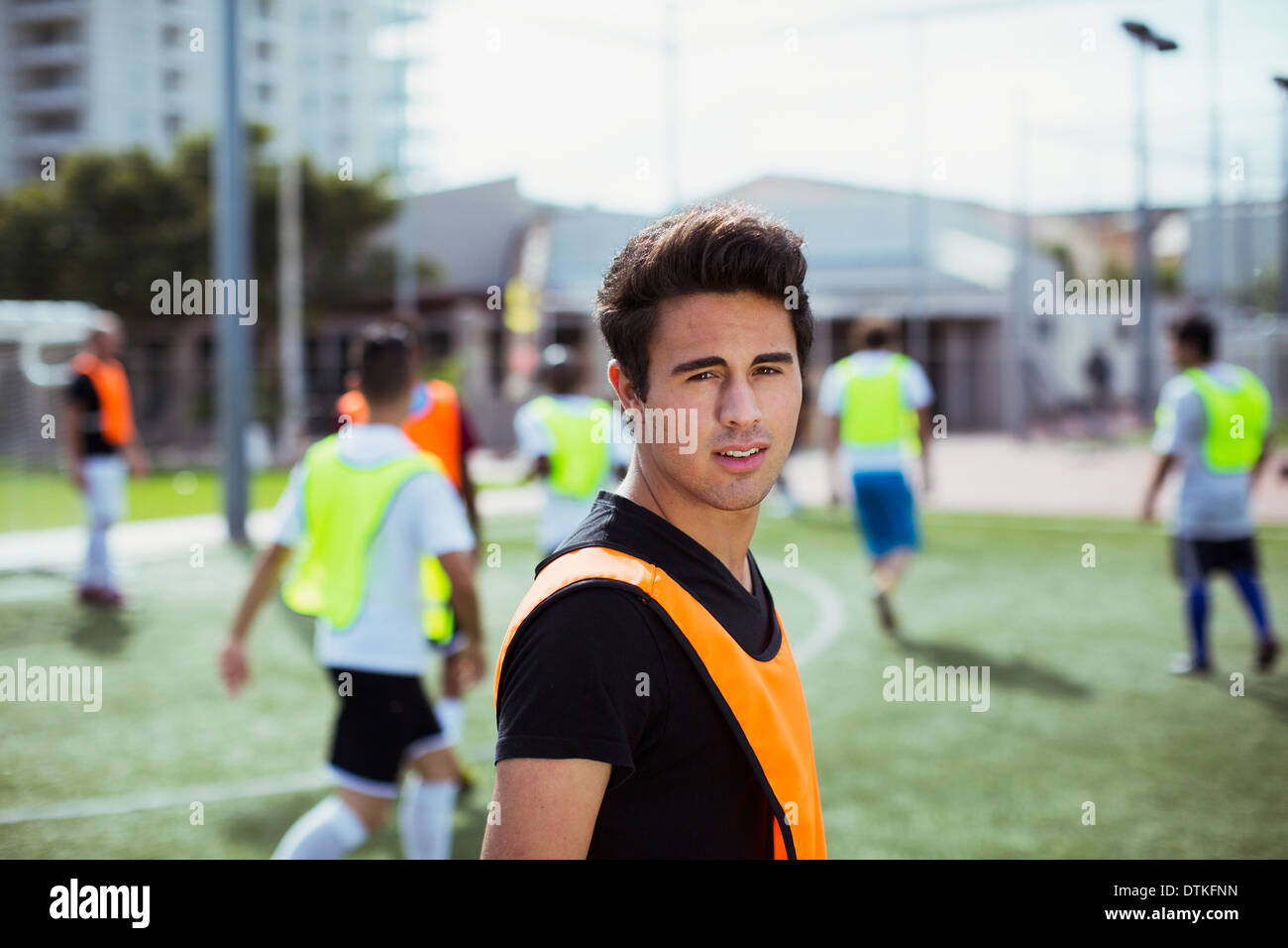 Fußball-Spieler lächelnd auf Feld Stockfoto