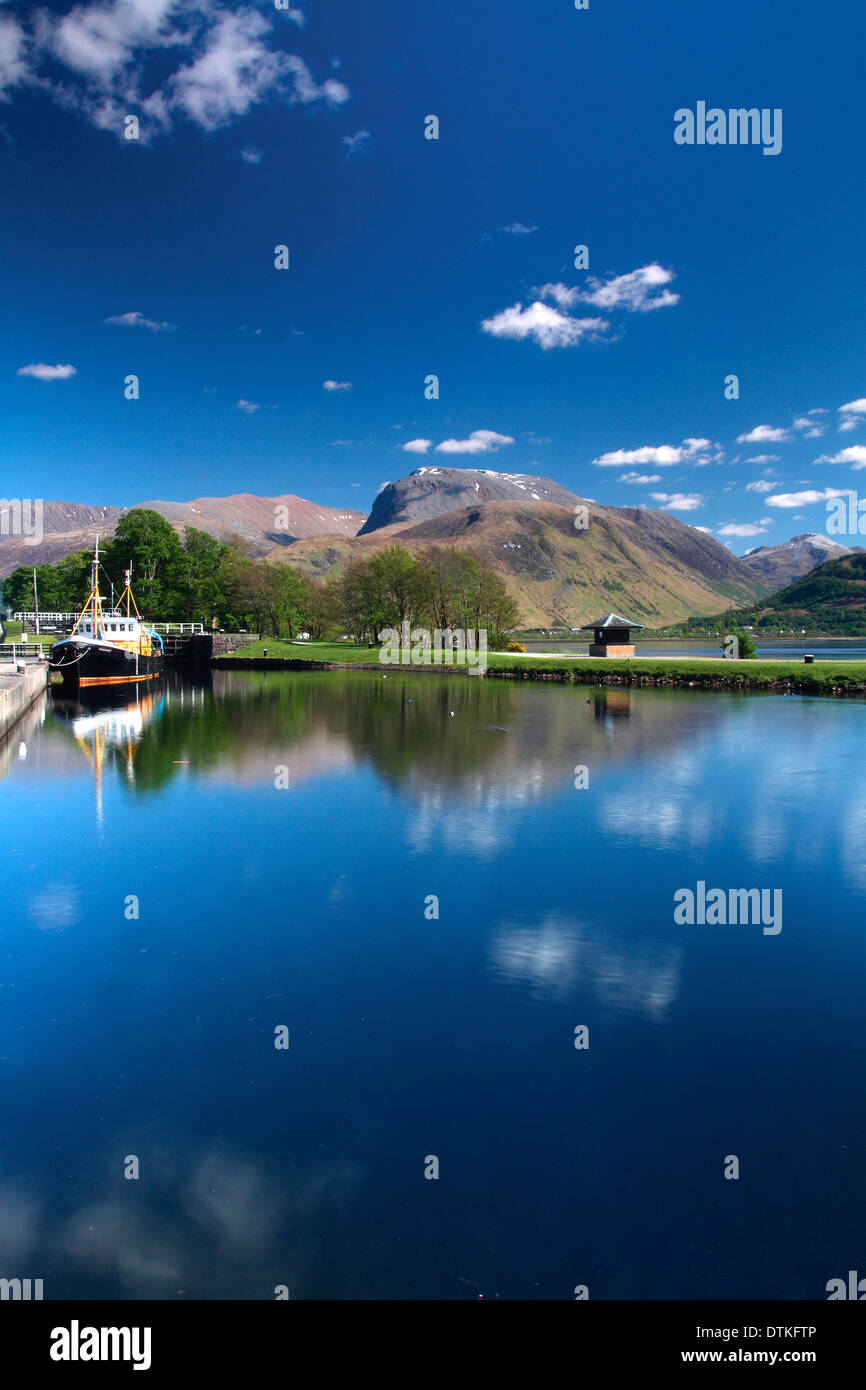 Ben Nevis und The Caledonian Canal bei Corpach in der Nähe von Fort William, Lochaber, Highlands Stockfoto