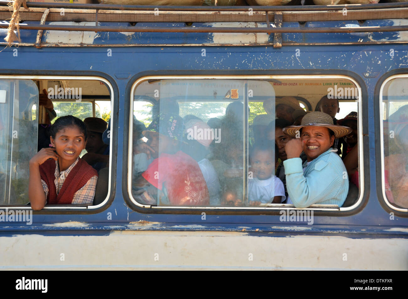 Madagaskar, Ampefy, Menschen Lächeln in einem gepackten Linienbus Stockfoto