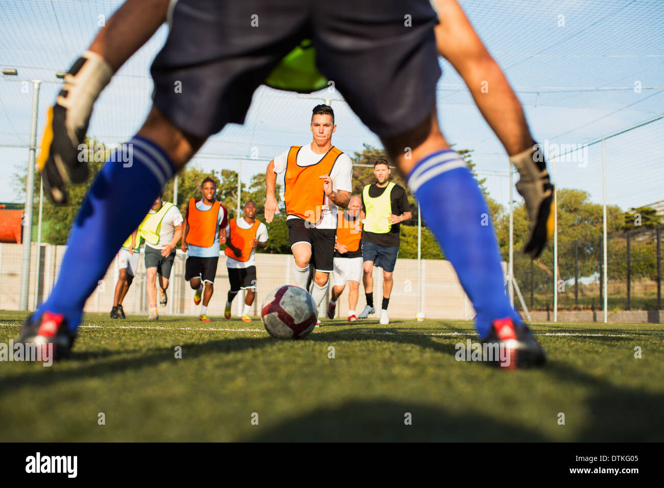 Fußball-Spieler training auf Feld Stockfoto