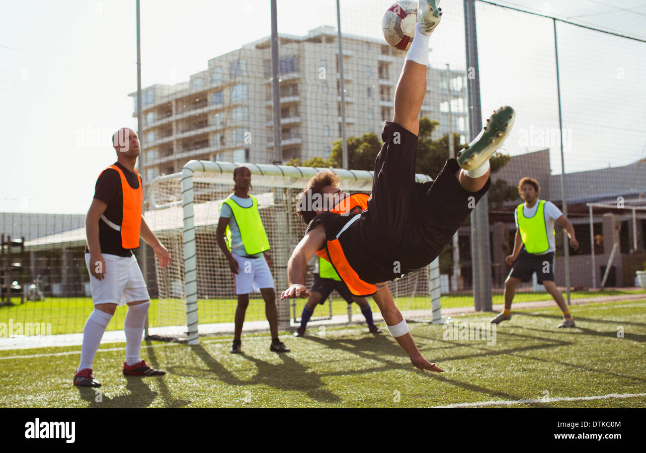 Fußball-Spieler training auf Feld Stockfoto