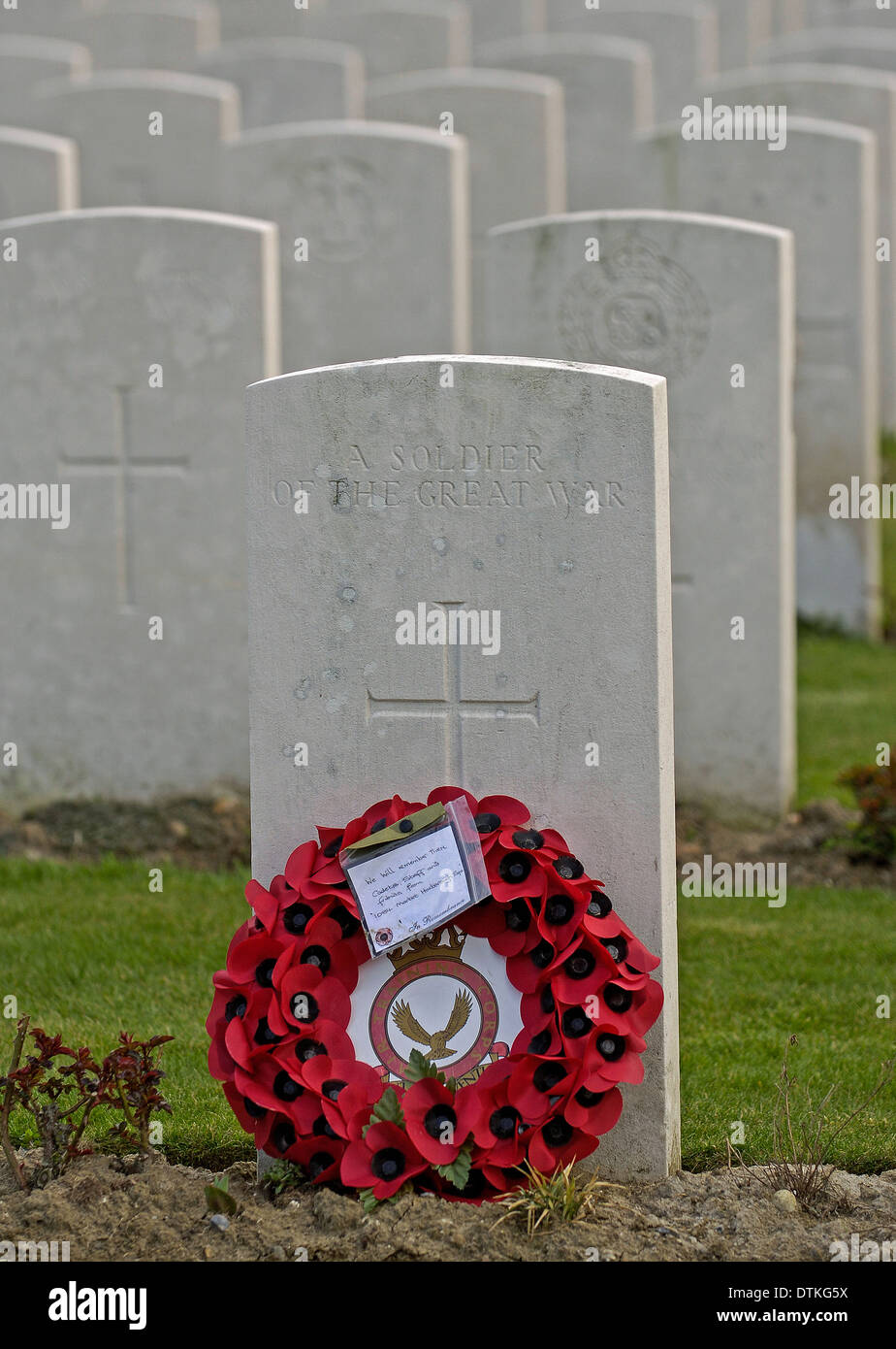 Ein Denkmal Kranz an das Grab des unbekannten Soldaten auf dem Tyne Cot Cemetery in Ypern, Belgien platziert. Stockfoto