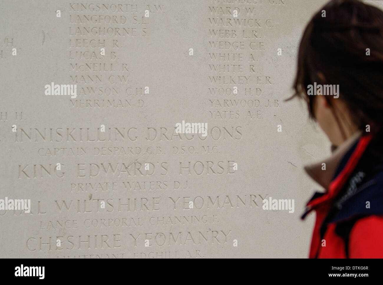 Besucher betrachten ein Mahnmal am Tyne Cot Friedhof, Ypern, Belgien. Stockfoto