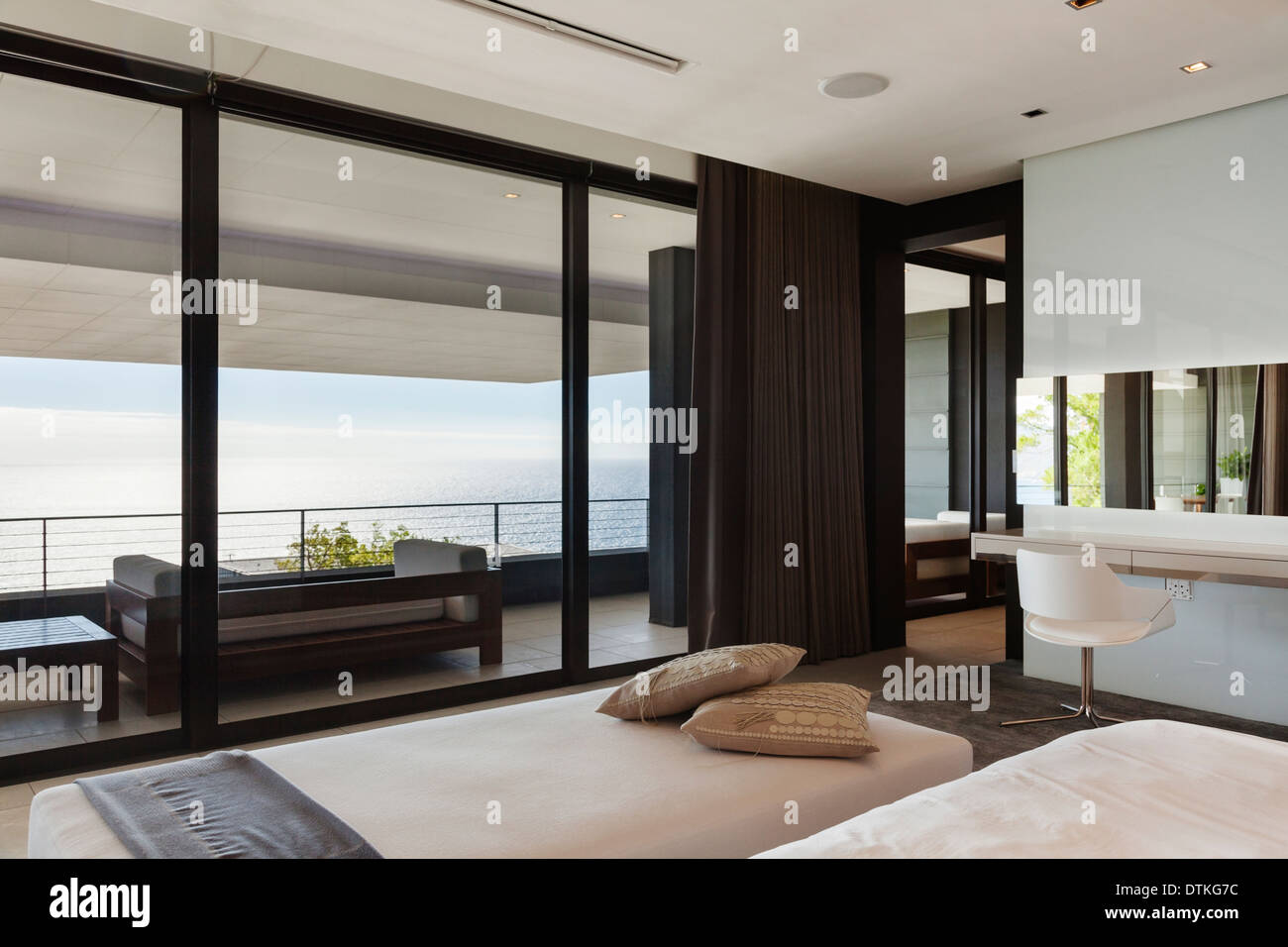 Moderne Schlafzimmer und Balkon mit Blick auf Meer Stockfoto