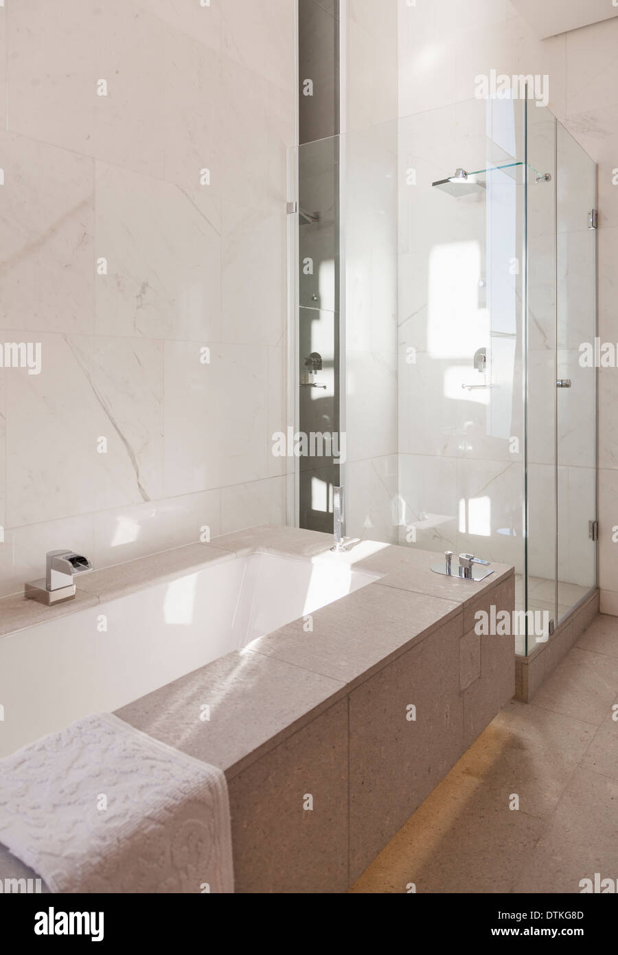 Badewanne und Dusche im modernen Badezimmer Stockfoto