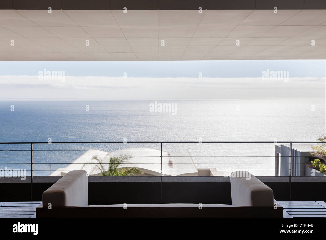 Moderne Terrasse mit Blick auf Meer Stockfoto