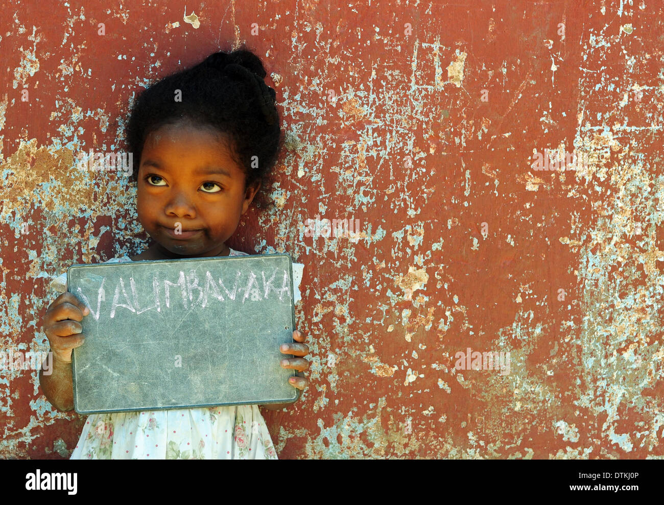 Madagaskar, Antananarivo, kleines Mädchen mit kleinen Tafel mit ihrem Namen darauf geschrieben Stockfoto