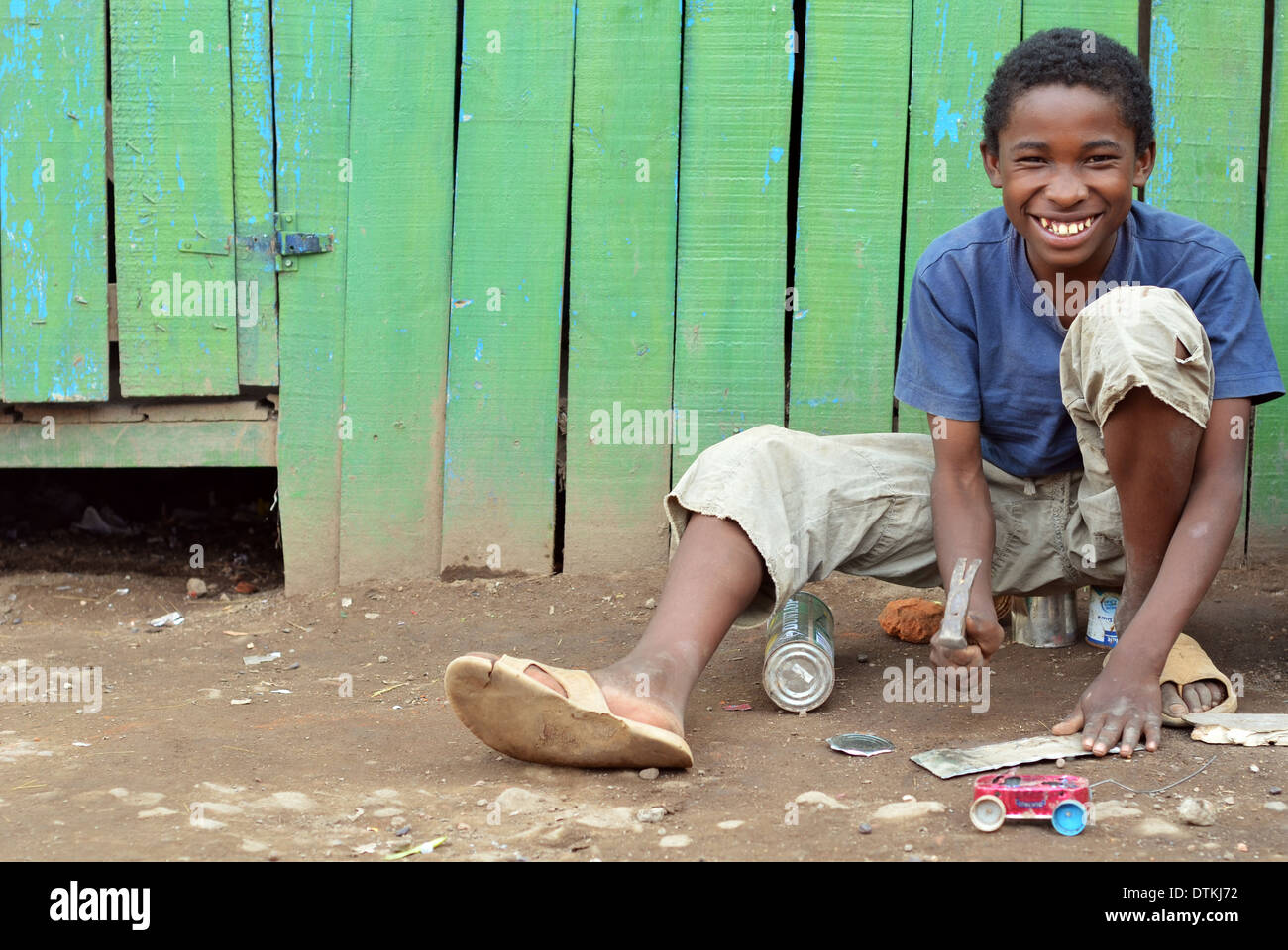Madagaskar, Antananarivo, jungen Kleinwagen Spielzeug aus Dosen und andere Recycling-material Stockfoto