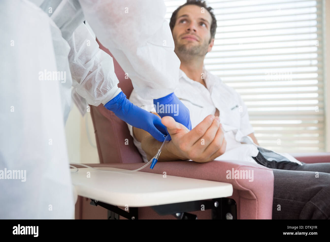 Blick auf Krankenschwester beim intravenösen Behandlung ich Patienten Stockfoto