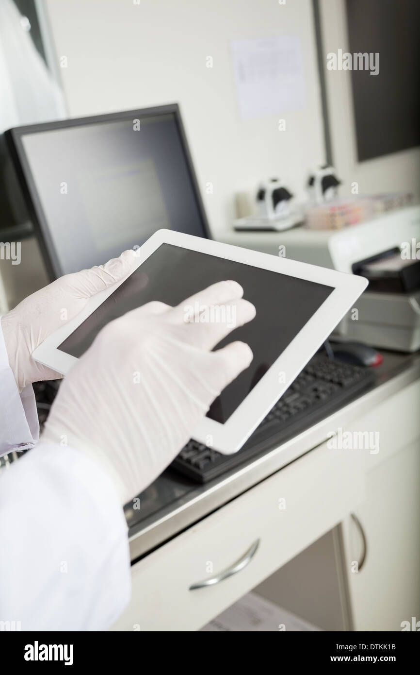 Forscher mit Tablet-Computer im Labor Stockfoto