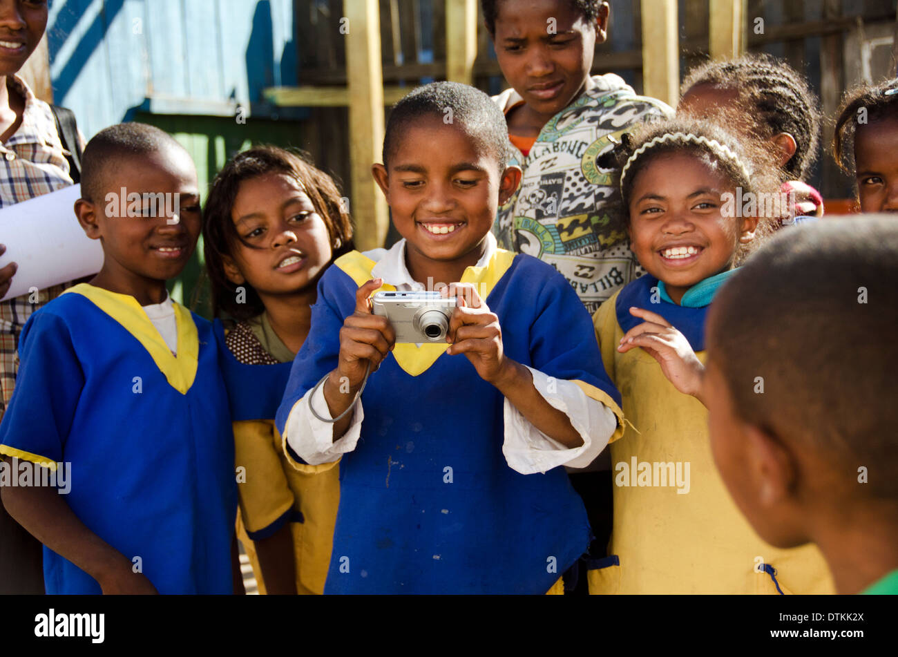 Antananarivo, Madagaskar Schüler fotografieren während Kunst in All of Us-Aktivitäten Stockfoto
