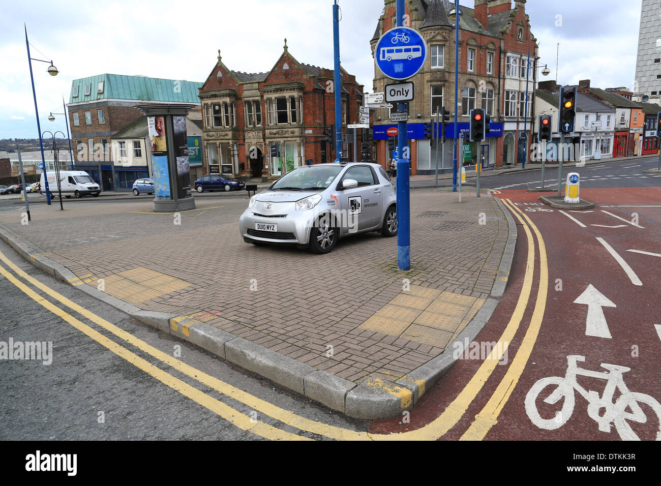 CCTV Kamera Auto, ein Spion Auto, Aufnahme Verkehr in einer Busspur und Radweg in einer UK-Innenstadt Stockfoto