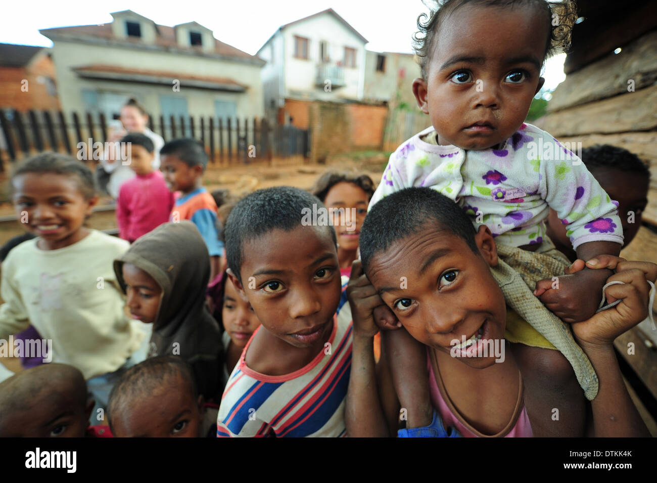 Madagaskar, Antsirabe, lachende Kinder auf der Straße Stockfoto