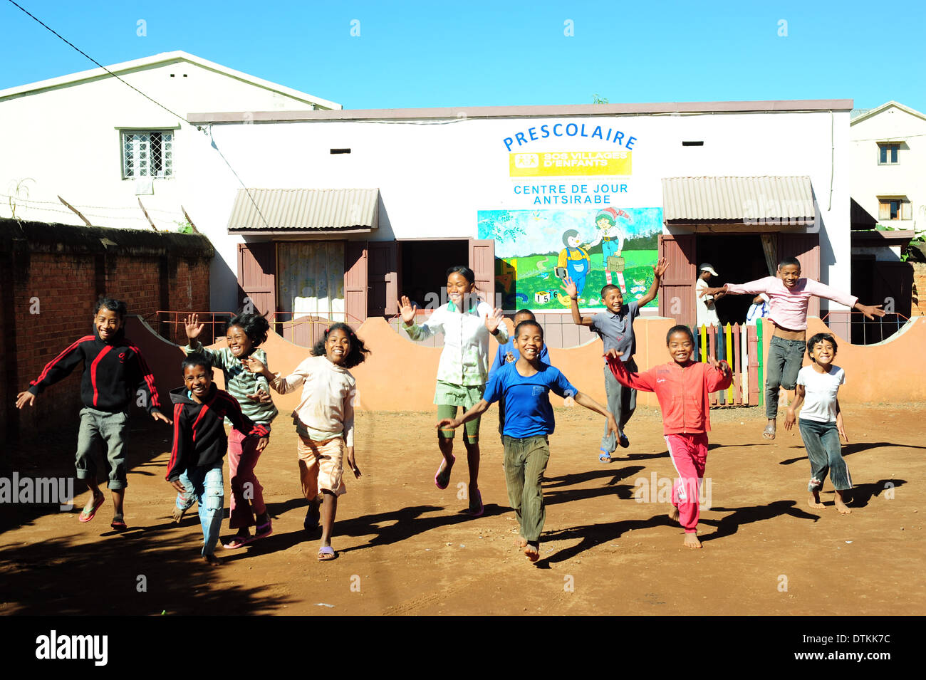 Madagaskar, Antsirabe, Schülerinnen und Schüler springen vor Freude Stockfoto
