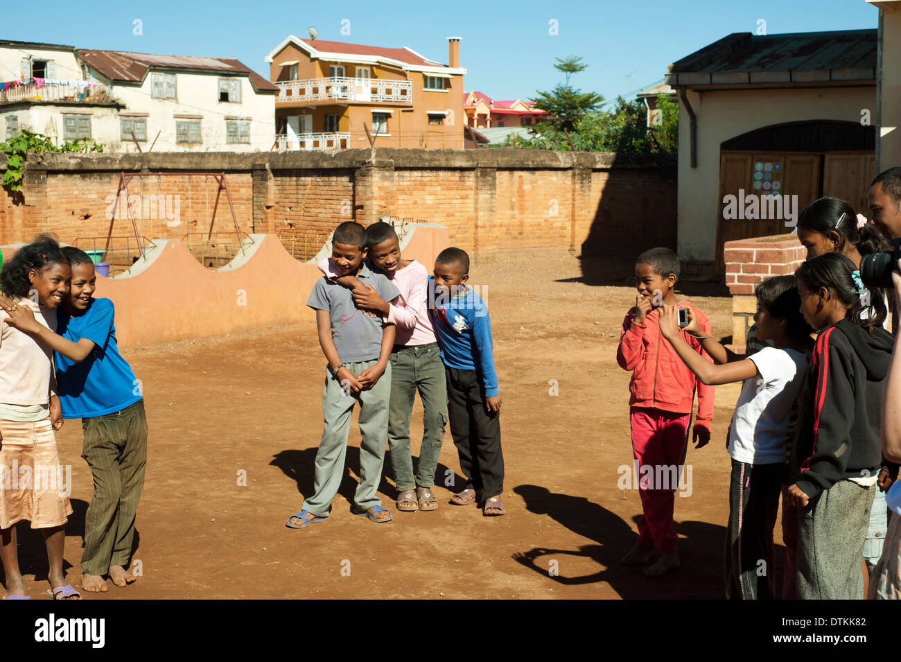 Madagaskar, Antsirabe, Kinder fotografieren während Kunst in All of Us-Aktivitäten Stockfoto