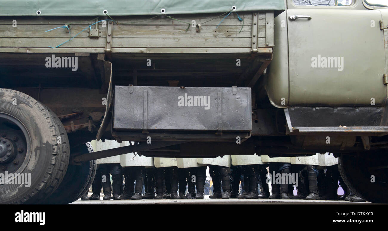 Kiew, Ukraine. 20. Februar 2014. Eine Straße ist mit einem LKW außerhalb der Präsidentenpalast in Kiew, Ukraine, 20. Februar 2014 gesperrt. Foto: TIM BRAKEMEIER/Dpa/Alamy Live News Stockfoto