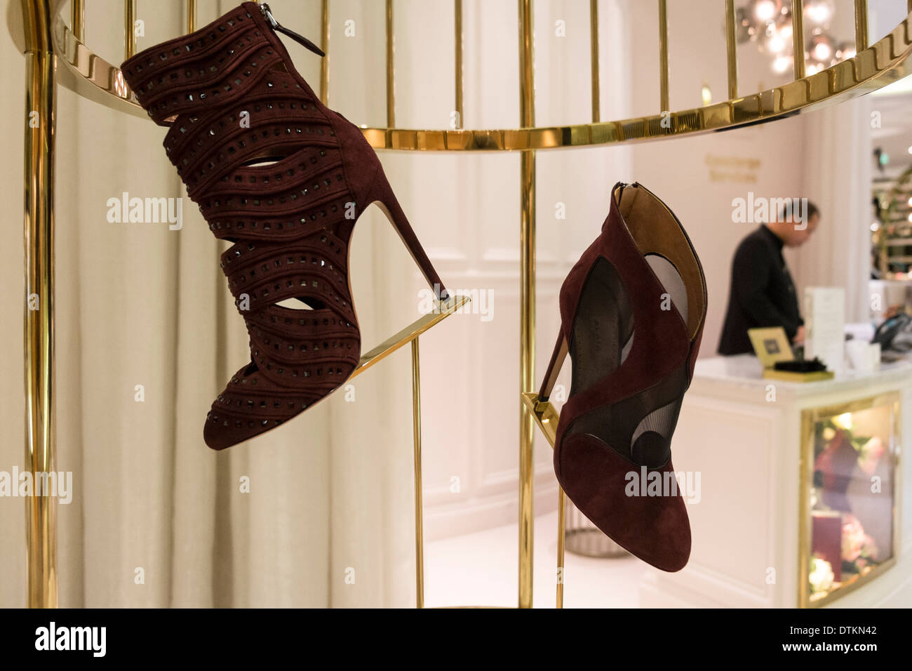 Schuhe auf dem Display im Shop im Level Schuh Bezirk in Dubai Mall Vereinigte Arabische Emirate Stockfoto