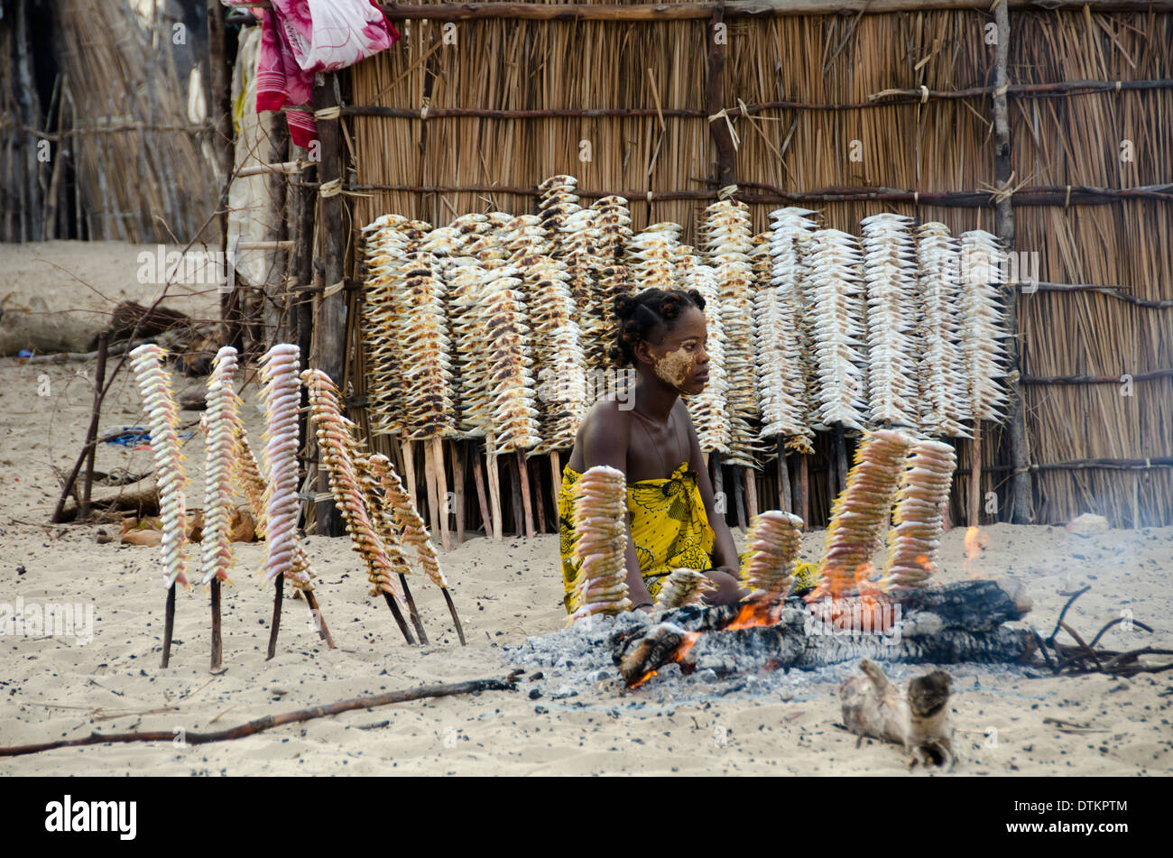 Madagaskar, Morondava, Kimoni, lokale Frau kochen gegrillten Fisch in großer Menge Stockfoto
