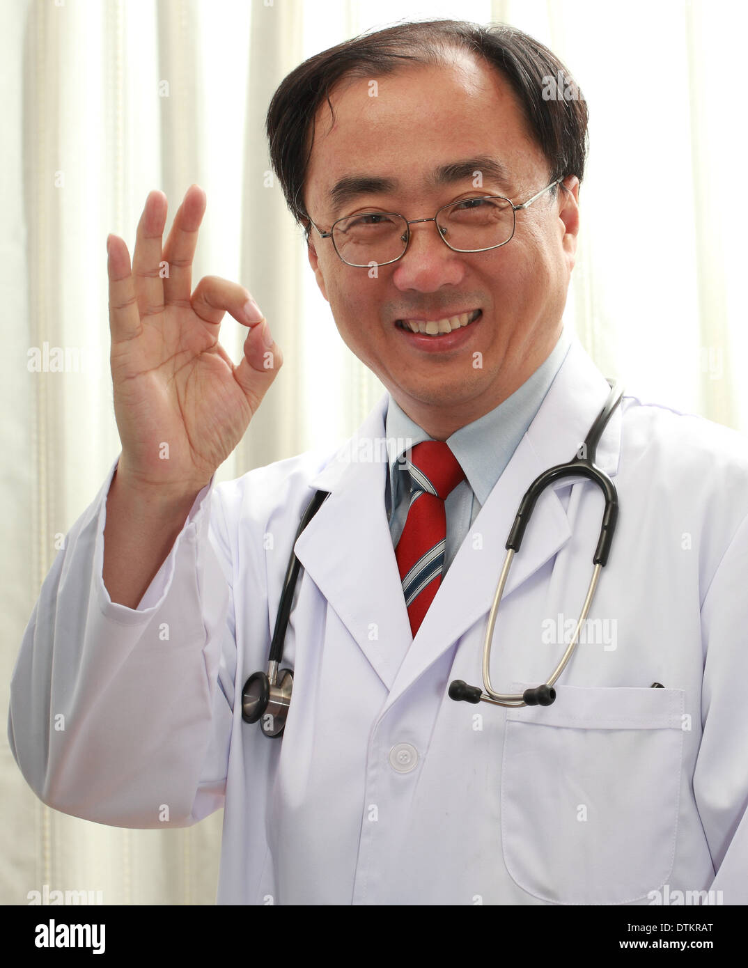 Asiatischen männlichen Arzt lächelnd in die Kamera in uniform Stockfoto