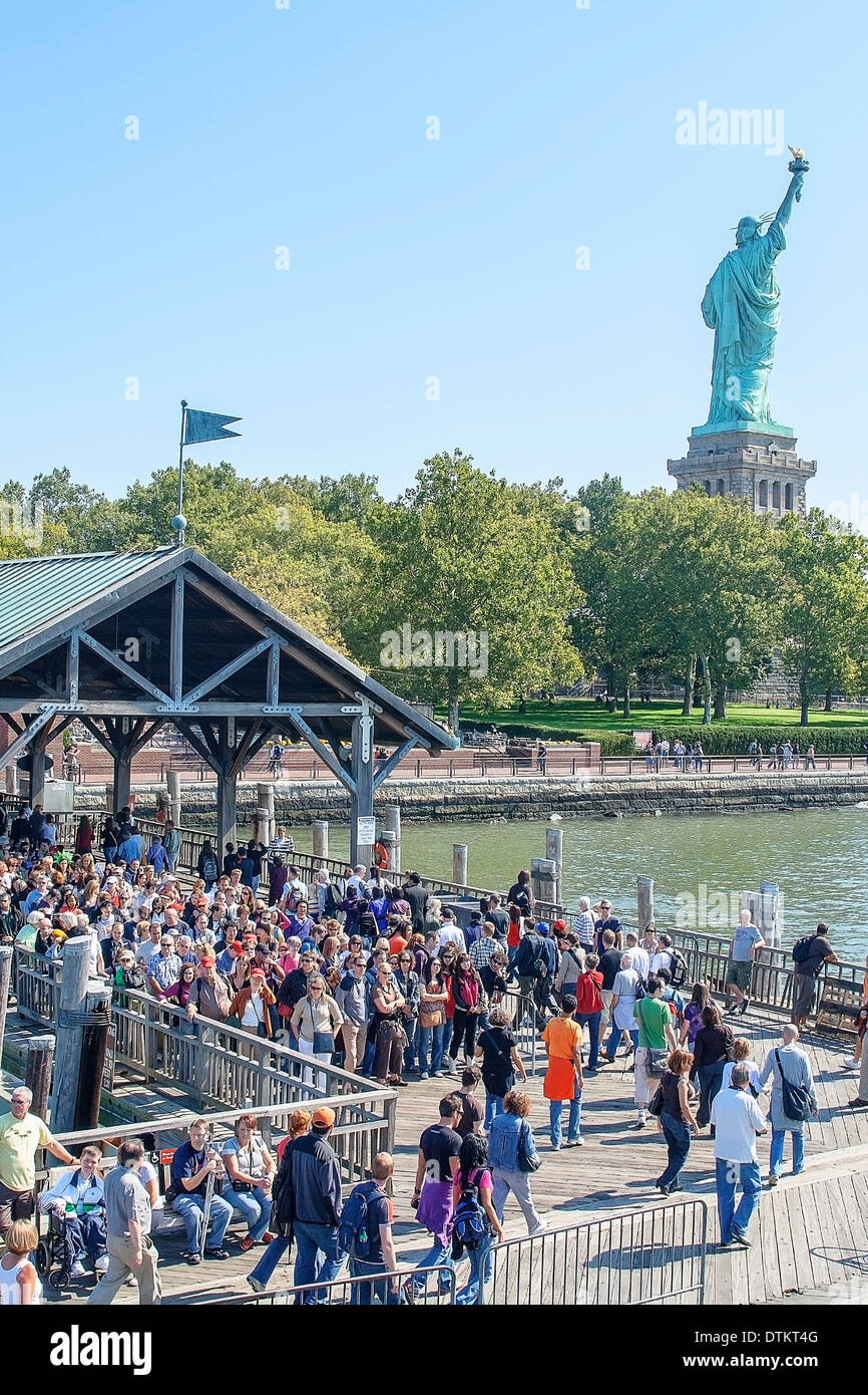 Touristen warten auf die Fähre zurück nach Lower Manhattan auf Liberty Island Stockfoto