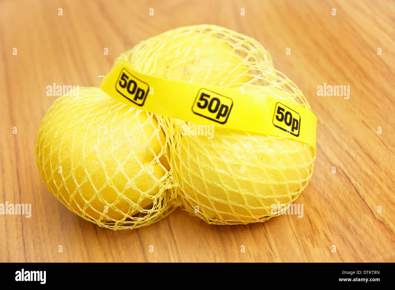 Netzbeutel Zitronen für 50p für medizinische Zwecke Kochen verwendet & kann zur Reinigung Kalkablagerungen auf Edelstahl Armaturen etc. verwendet werden Stockfoto