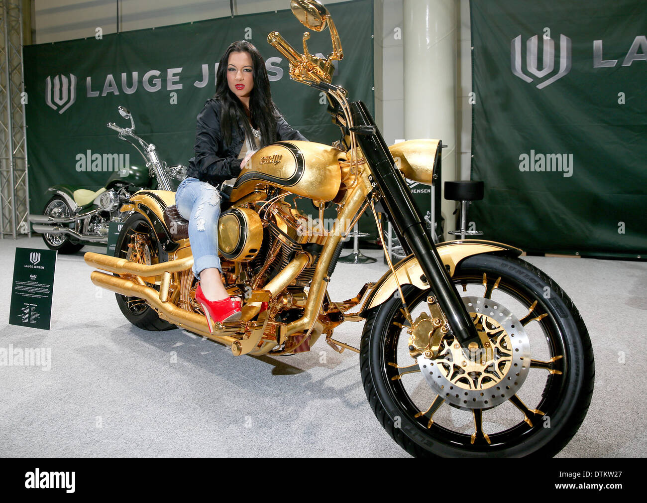 Hamburg, Deutschland. 20. Februar 2014. Modell Ramona posiert auf dem  650.000 Euro teuerste Motorrad der Welt vom dänischen Motorradhersteller  Lauge Jensen, einer modifizierten Harley Davidson im Expo Center in  Hamburg, Deutschland, 20.