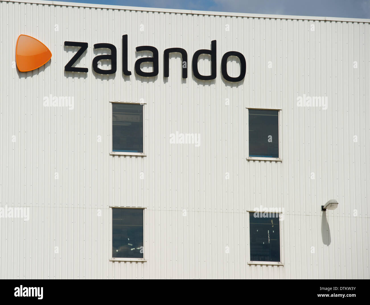Brieselang, Deutschland. 8. August 2012. Das Logistikzentrum der e-Commerce-Unternehmen, die, das Zalando in Brieselang, Deutschland, 8. August 2012 abgebildet ist. Foto: Patrick Pleul/Dpa/Alamy Live News Stockfoto