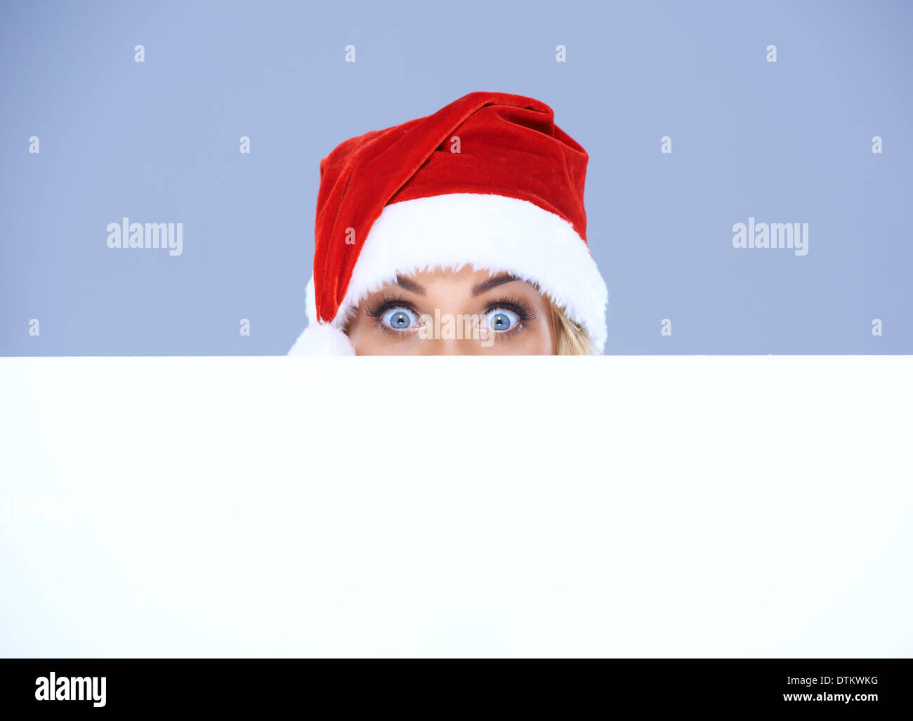 Frau Kopf und Augen mit Weihnachtsmütze über weiße Tafel Stockfoto