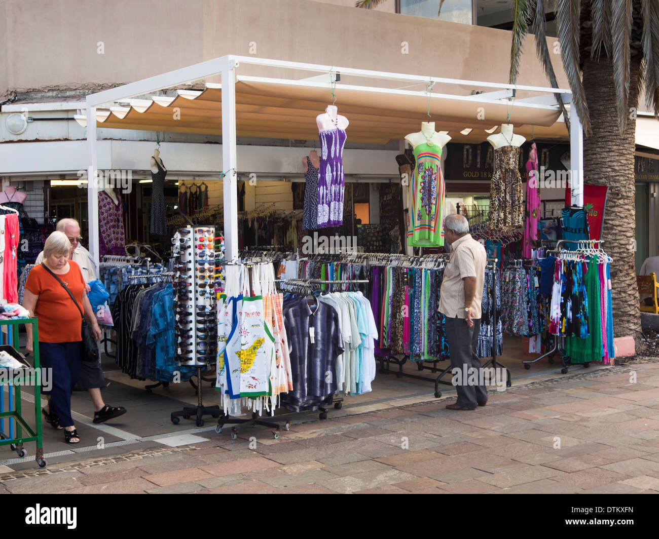 Shopping für Sommer und Strand Kleidung in einem der vielen Geschäfte  entlang der Promenade in Playa de Las Americas Teneriffa Spanien  Stockfotografie - Alamy