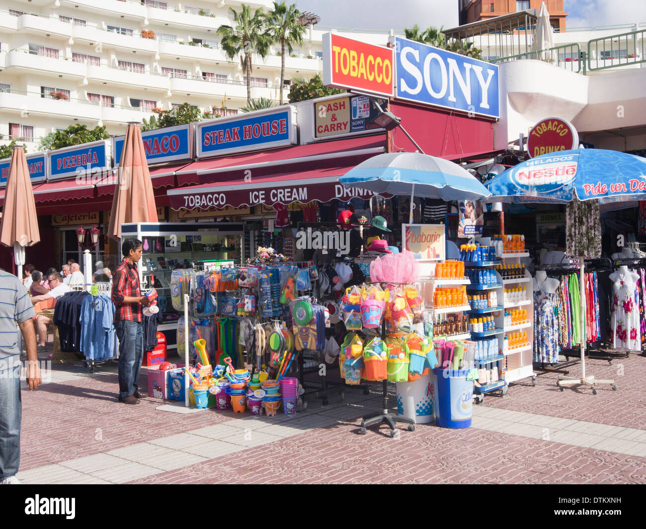 Shopping an der Strandpromenade von Playa de Las Americas Teneriffa  Spanien, Eimer und Spaten, Elektronik Suntan Lotion Kleidung und Spielzeug  Stockfotografie - Alamy