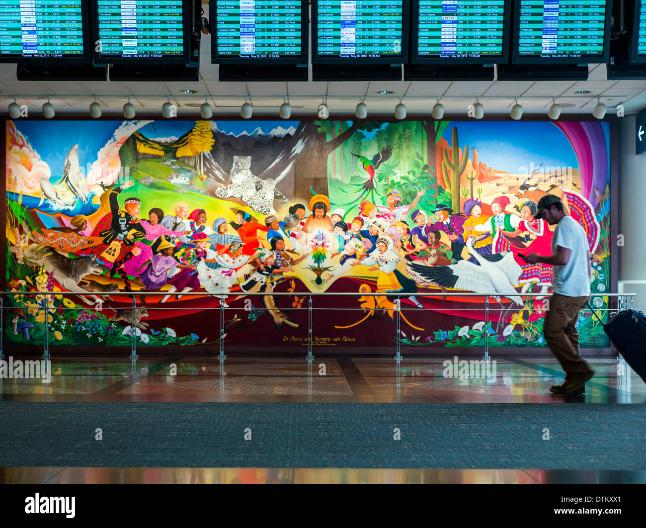 Bunte Wandbild mit dem Titel "In Frieden & Einklang mit der Natur" von Leo Tanguma, internationalen Flughafen Denver, Colorado, USA Stockfoto