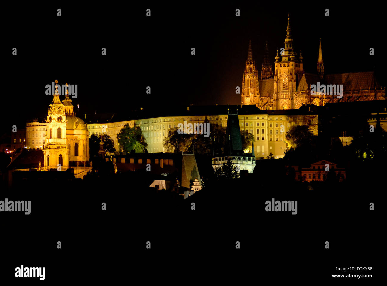 Prag, Tschechische Republik. Die Burg und die Kathedrale in der Nacht vom Fluss aus gesehen Stockfoto