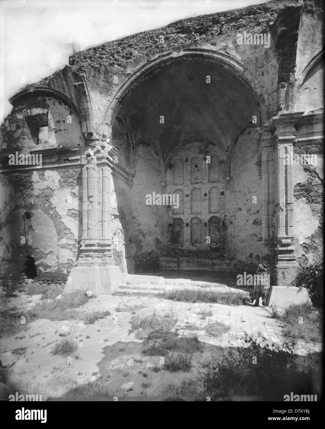Die Ruinen der Kirche und des Altars in Mission San Juan Capistrano, fotografiert 1901, zeigen die historischen Überreste. Stockfoto